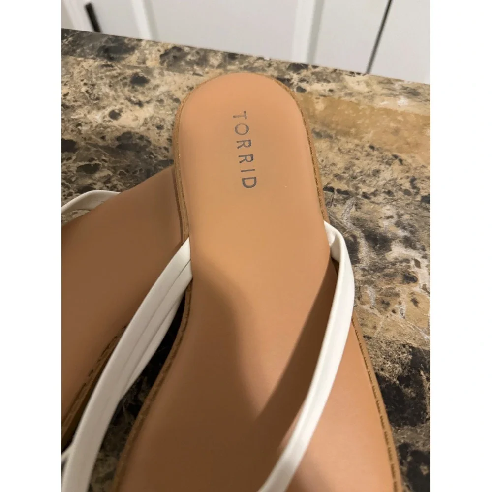 Torrid Womens White Faux Leather Thong Flip Flop Sandals Tan Footbed 9.5W - Picture 3 of 4